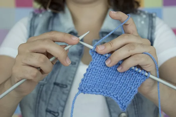 Manualidades con lanas y telas: el hobby de unos pocos se convierte ahora en tendencia juvenil